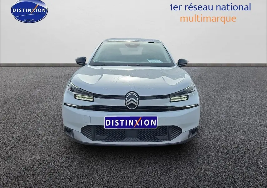 Vue frontale d'une Citroën C4 blanche Okenite avec signature lumineuse LED et calandre noire distinctive.