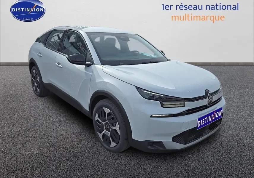 Vue 3/4 avant d'une Citroën C4 blanche Okenite avec jantes stylisées et coques de rétroviseurs noires brillantes.