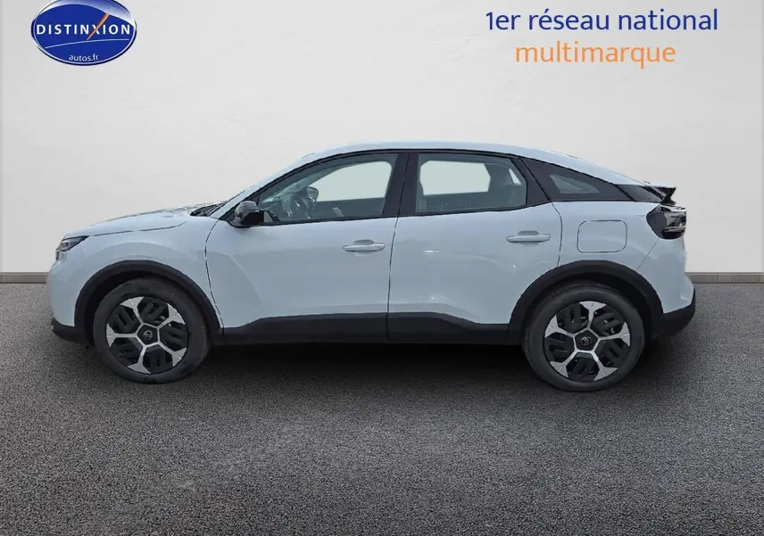 Vue latérale droite d'une Citroën C4 blanche Okenite avec jantes 18 pouces Aerotech et coques de rétroviseurs noir brillant.