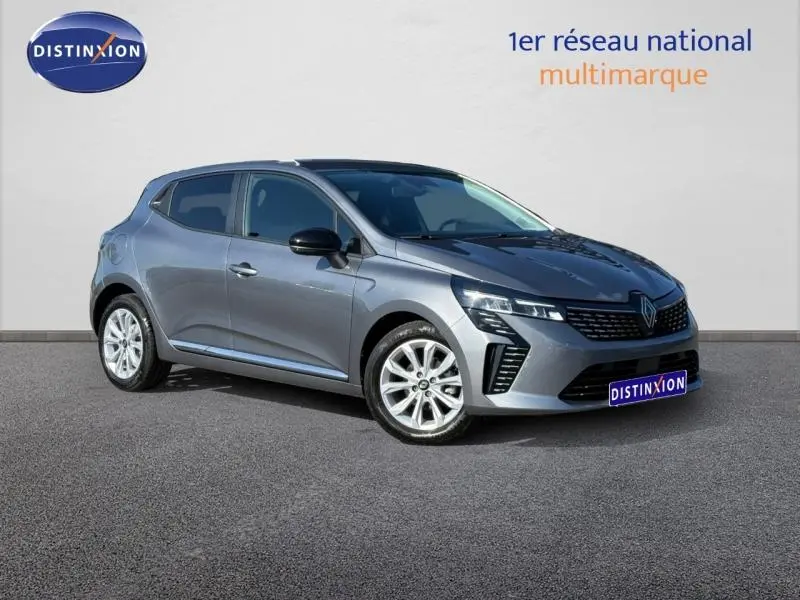 Renault Clio 1.0 TCe gris schiste en 3/4 avant droit, avec jantes alu et vitres surteintées.