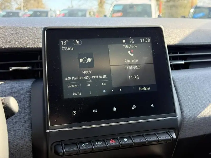 Écran tactile central de la Renault Clio 1.0 TCe 90ch Evolution 2025, affichant radio et téléphone, intérieur gris.