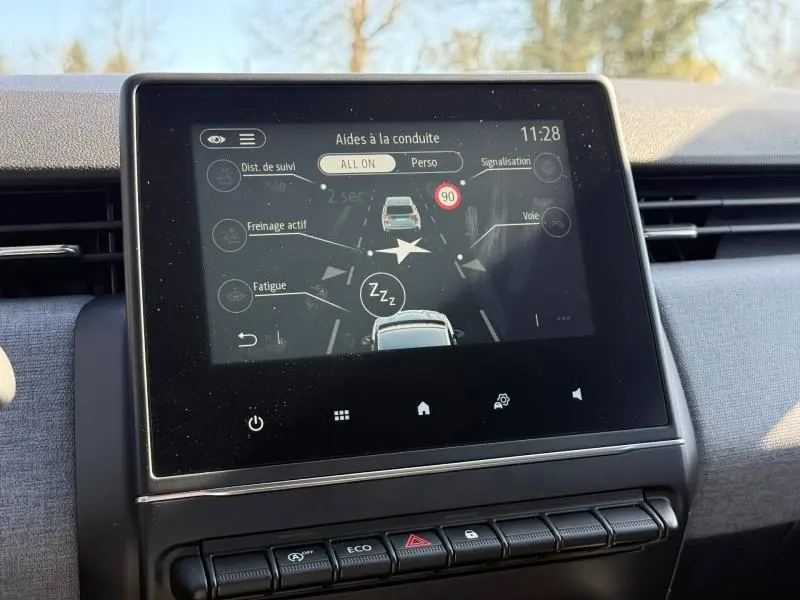 Écran tactile central de la Renault Clio 2025 gris Schiste affichant les aides à la conduite dans l'habitacle.