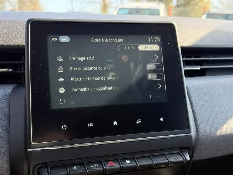 Écran tactile central de la Renault Clio 1.0 TCe 90ch Evolution affichant les aides à la conduite, vue intérieure avant.