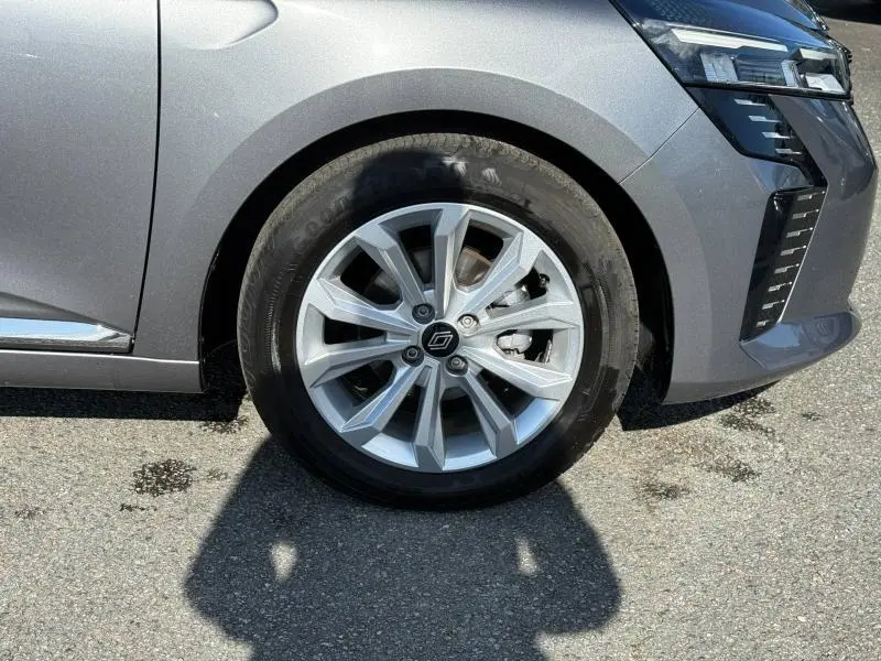 Gros plan sur la roue avant gauche et partie avant gris schiste de la Renault Clio 1.0 TCe 90ch Evolution 2025.