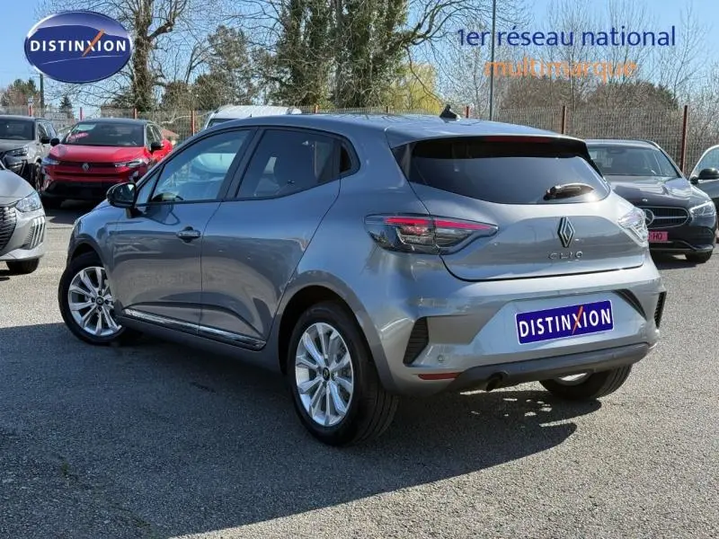 Vue 3/4 arrière droite d'une Renault Clio 1.0 TCe gris schiste avec vitres arrière surteintées et jantes alu.
