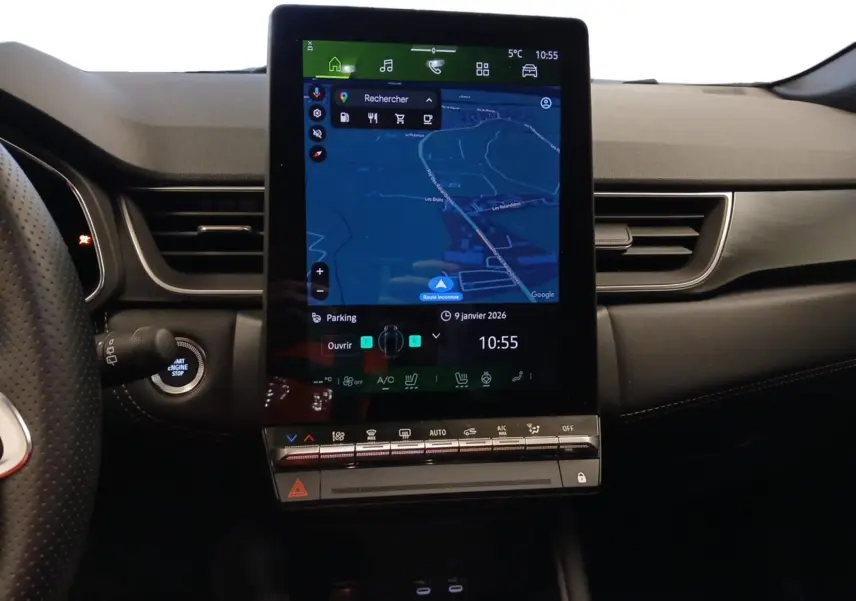 Vue rapprochée de la console centrale du Renault Symbioz 2025, écran tactile vertical avec navigation affichée.