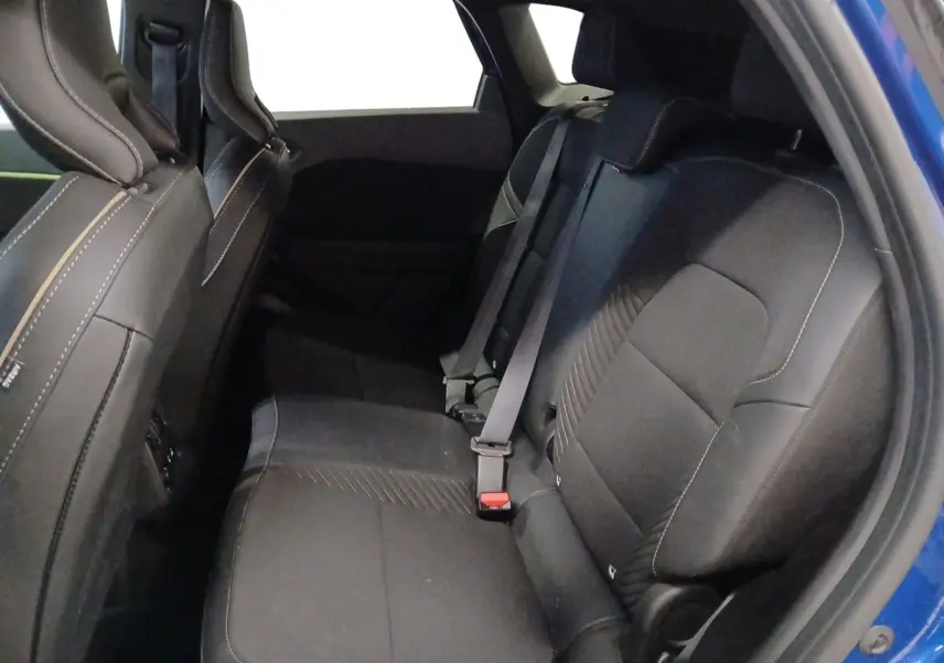 Vue intérieure côté droit des sièges arrière noirs avec surpiqûres contrastantes du Renault Symbioz Bleu Iron 2025 hybride.