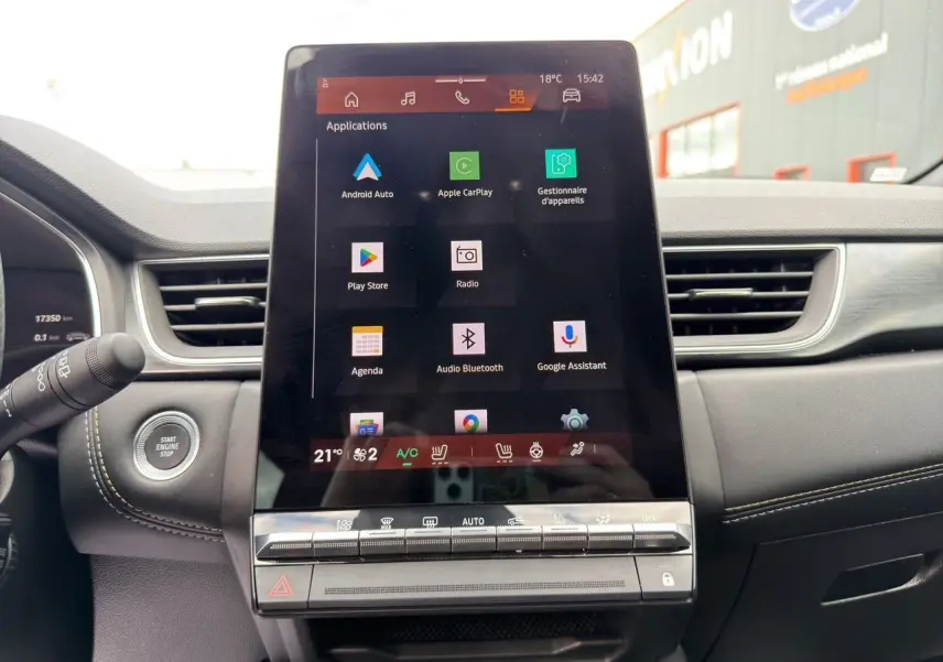 Écran tactile central du tableau de bord de la Renault Symbioz E-Tech Full Hybrid 2025, avec commandes climatisation et interface connectée.