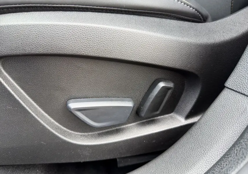 Détail des commandes de réglage électrique du siège côté gauche d’un Renault Symbioz E-Tech Full Hybrid 2025.