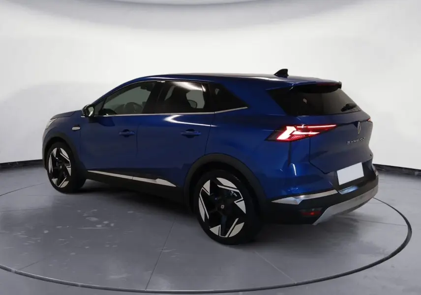 Renault Symbioz E-Tech Full Hybrid 145 Iconic bleu iron, vue 3/4 arrière droit avec feux arrière allumés.