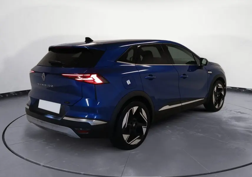 Vue 3/4 arrière droite du Renault Symbioz E-Tech Full Hybrid 145 Iconic 2025 en bleu Iron avec feux LED et jantes distinctives.