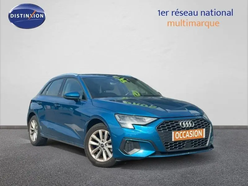 Audi A3 Sportback bleu Atoll métallisé vue 3/4 avant avec calandre hexagonale et jantes alu.