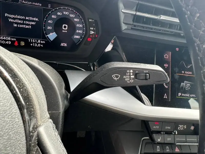 Gros plan sur le commodo d’essuie-glace côté droit de l’Audi A3 Sportback 35 TFSI 2022, avec tableau de bord numérique et écran tactile visibles.