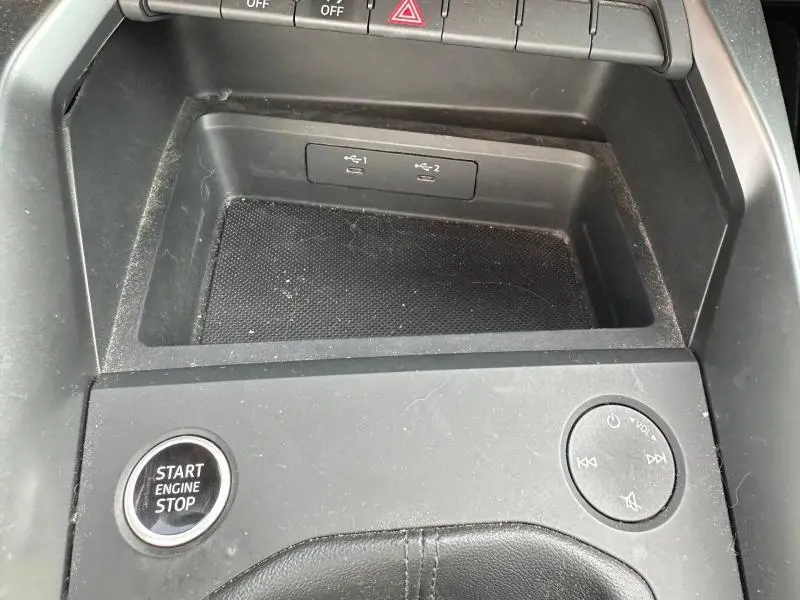 Gros plan sur la console centrale noire de l'Audi A3 Sportback 35 TFSI avec bouton Start/Stop et commandes audio circulaires.