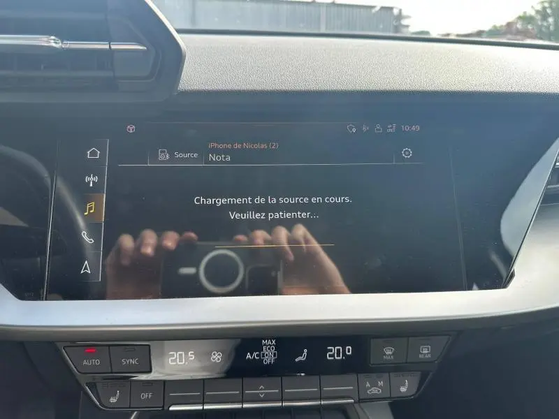 Écran tactile central avec interface multimédia allumée dans l’habitacle d’une Audi A3 Sportback bleu Atoll.