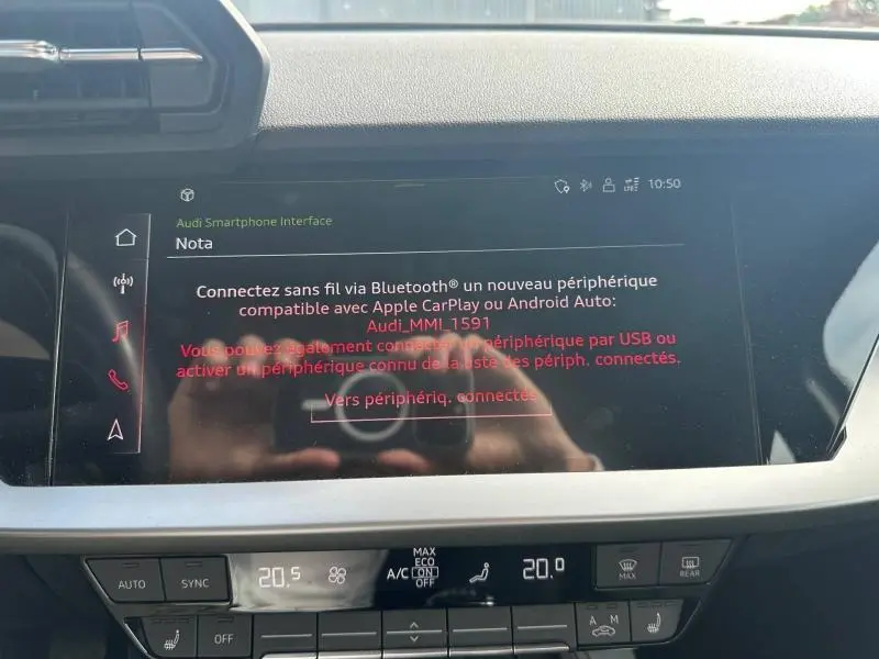 Écran central tactile de l’Audi A3 Sportback bleu Atoll, affichant l’interface Bluetooth et commandes climatisation.