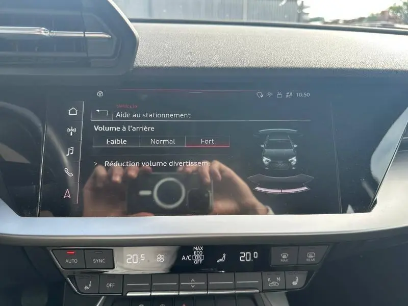 Vue rapprochée de l’écran central tactile de l’Audi A3 Sportback 35 TFSI, affichant l’aide au stationnement arrière.