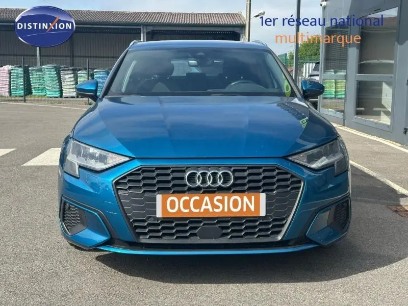 Vue avant d'une Audi A3 Sportback 35 TFSI bleu Atoll métallisé avec calandre hexagonale et logo Audi visible.