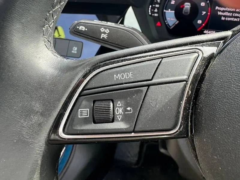 Gros plan sur les commandes multifonctions à droite du volant cuir de l'Audi A3 Sportback 35 TFSI 2022.