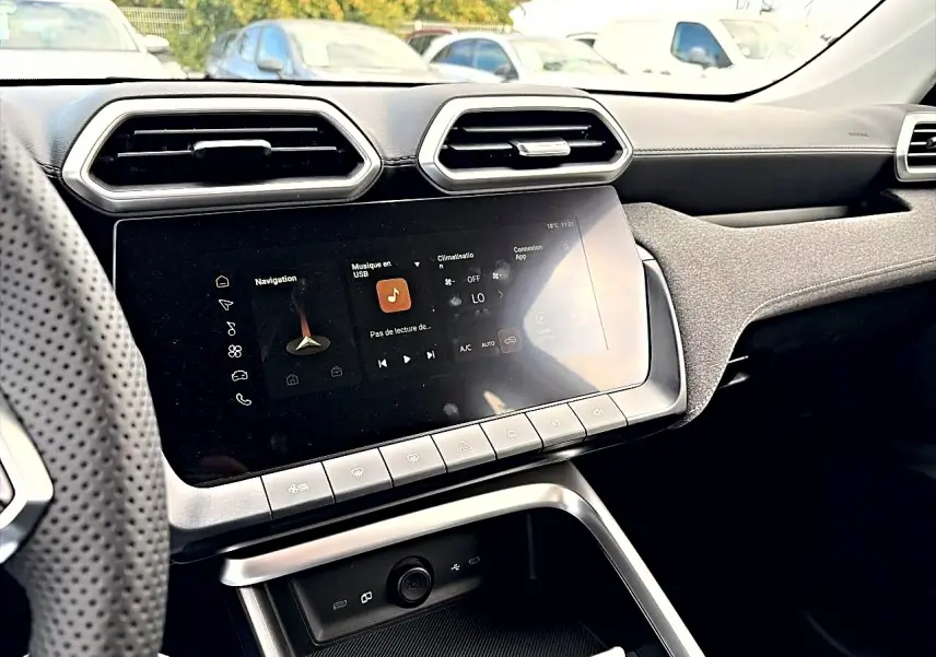 Vue intérieure du tableau de bord du MG Motor ZS 1.5 hybrid 197, avec écran tactile et aérateurs hexagonaux.