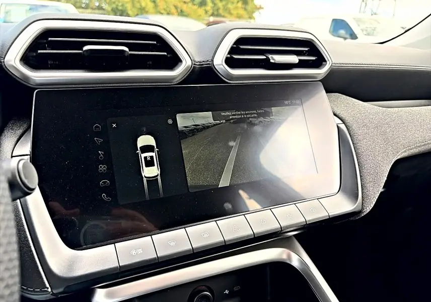 Vue rapprochée de l'écran tactile et des aérateurs hexagonaux du tableau de bord du MG ZS Camden grey hybride 2026.