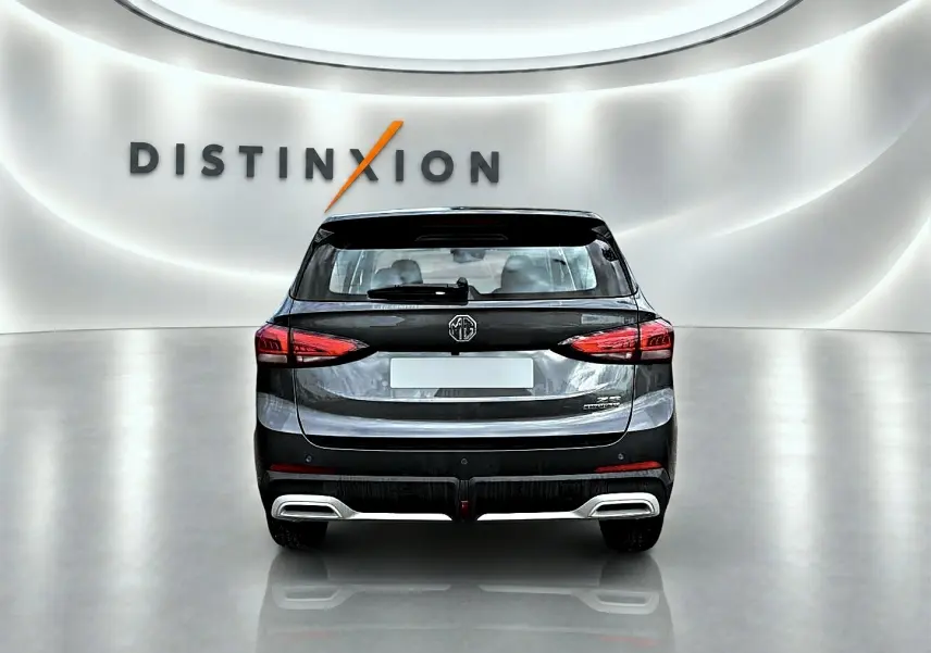 Vue arrière du MG ZS 1.5 hybrid Camden grey 2026 avec feux LED et double sortie d'échappement chromée.