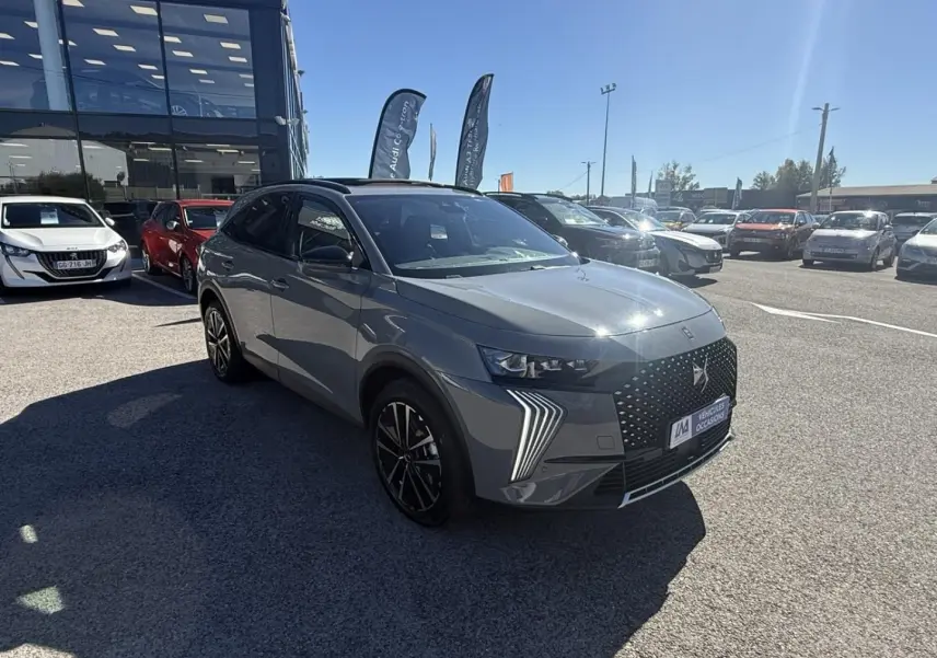 DS7 1.5 HDI 130cv Etoile gris métal en 3/4 avant droit, avec calandre distinctive et feux LED en forme de flèche.