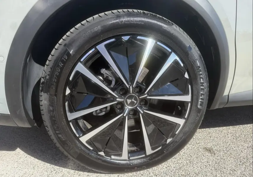Gros plan sur la jante 19 pouces bicolore du DS7 1.5 HDI 130cv Etoile gris métal, avec pneu Michelin visible.