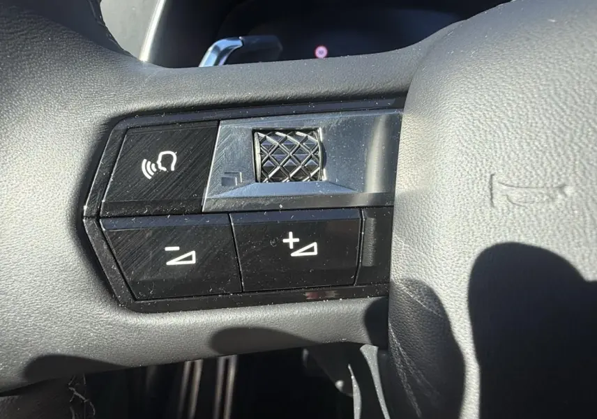 Gros plan sur les commandes de volume au volant côté gauche du DS7 1.5 HDI 130cv Gris Métal 2025.