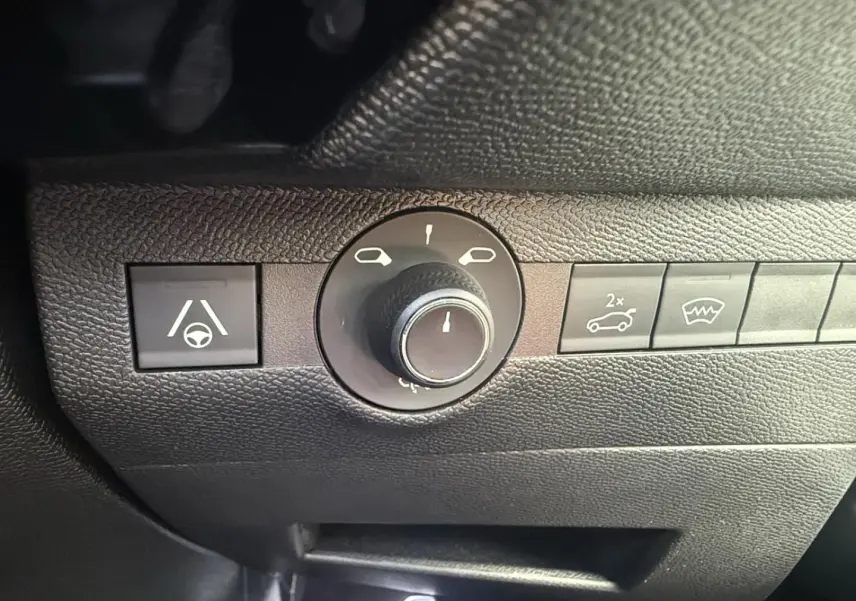 Gros plan sur les commandes intérieures noires du DS7 1.5 HDI 130cv Etoile 2025, avec bouton de réglage des rétroviseurs.
