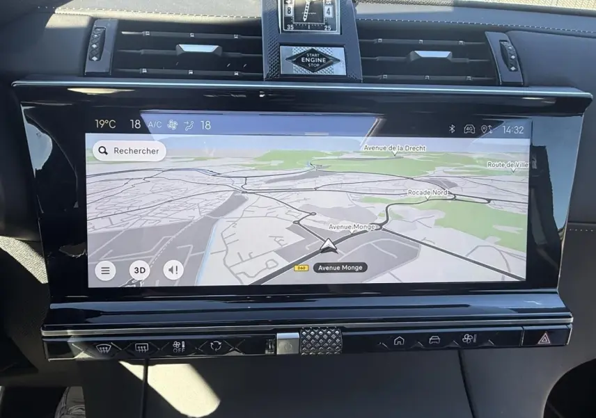 Vue rapprochée de l’écran tactile central du DS7 1.5 HDI 130cv gris métal, affichant la navigation GPS et la commande Start Engine.