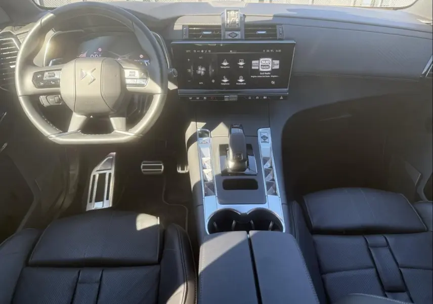 Vue intérieure avant du DS7 1.5 HDI 130cv Etoile 2025, avec tableau de bord digital et sellerie cuir noire.