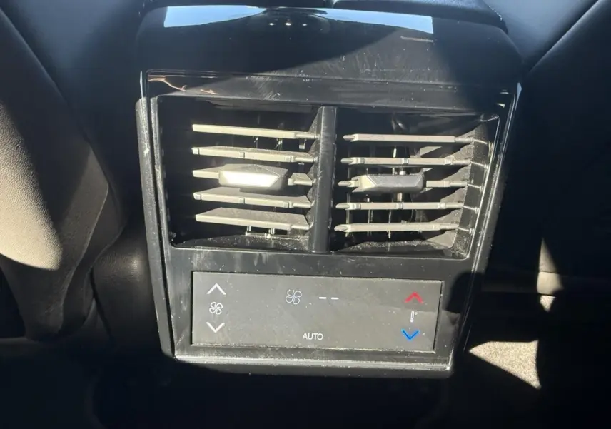 Vue rapprochée des aérateurs arrière et commandes de climatisation du DS7 1.5 HDI 130cv Gris Métal 2025.