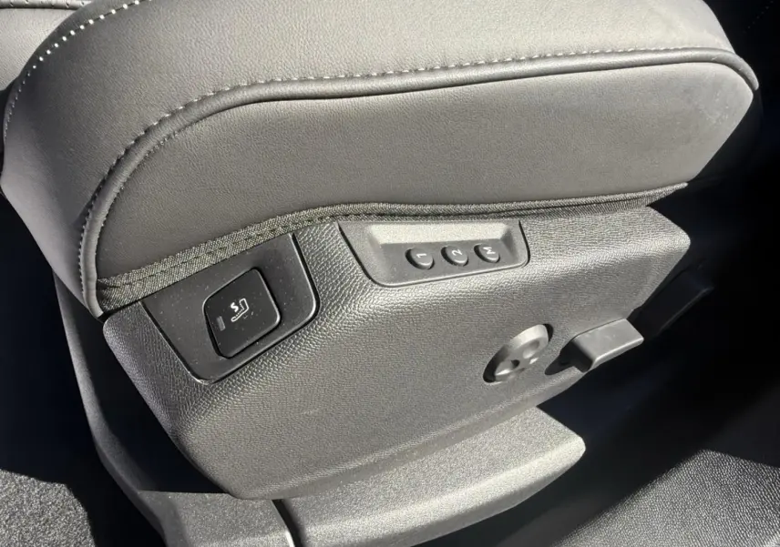 Détail des commandes de réglage électrique et mémoire du siège conducteur en cuir gris du DS7 1.5 HDI 130cv 2025.