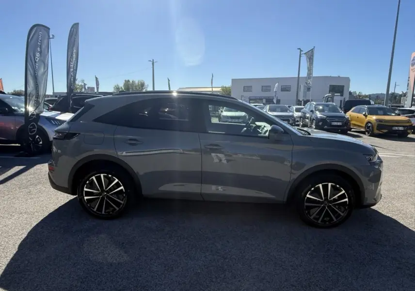 Vue de profil côté gauche du DS7 1.5 HDI 130cv Etoile gris métal 2025, avec jantes alliage noires et toit noir.