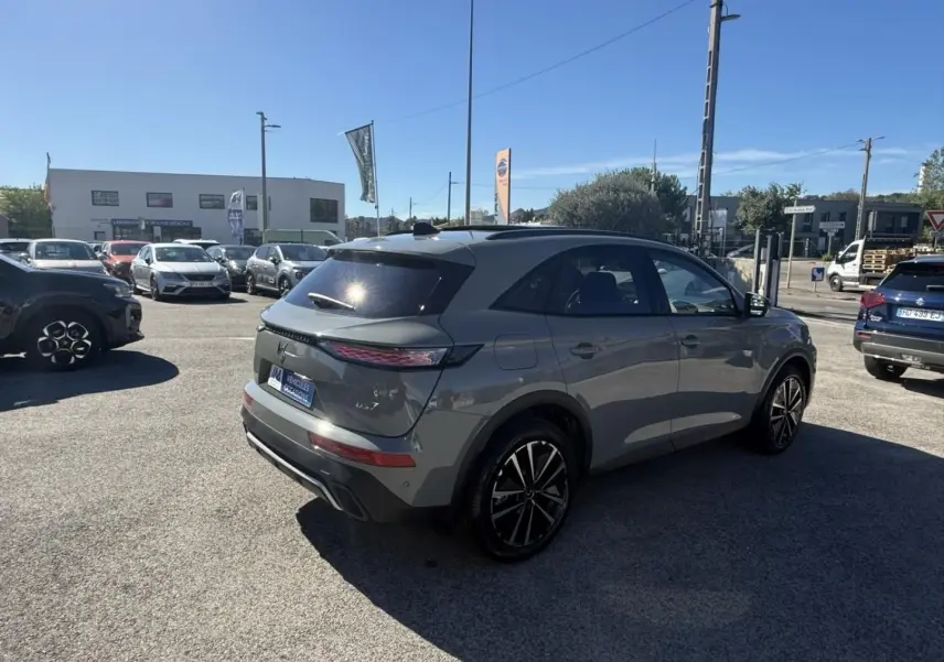 DS7 1.5 HDI 130cv Etoile gris métal vu en 3/4 arrière droit sur un parking en extérieur lumineux.