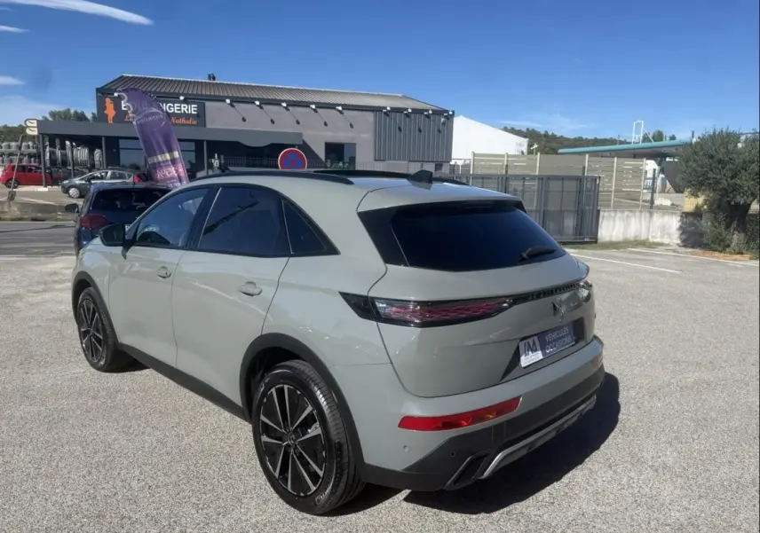 Vue 3/4 arrière droite d’un DS7 1.5 HDI 130cv Etoile gris métal 2025 avec vitres teintées et jantes noires distinctives.