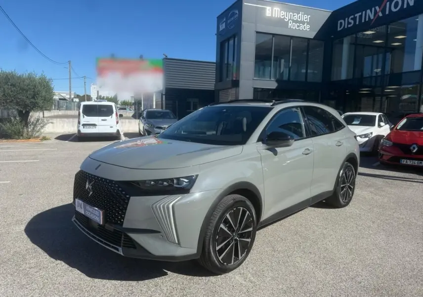 DS7 1.5 HDI 130cv Etoile gris métal en 3/4 avant droit, avec calandre distinctive et jantes noires.