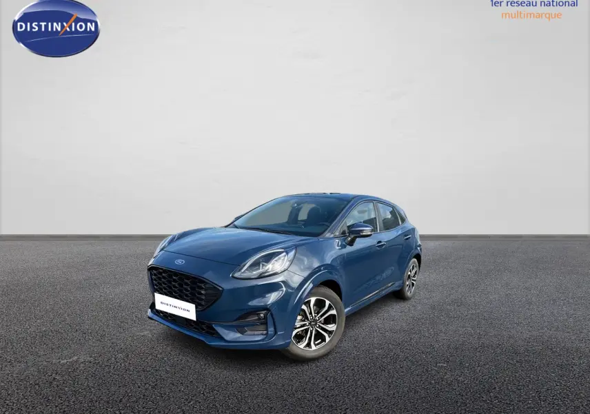 Ford Puma bleu en 3/4 avant droit avec jantes alliage 17 pouces et calandre noire distinctive.