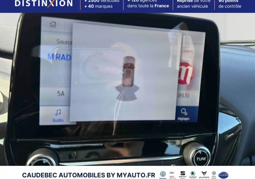 Écran tactile SYNC4 12" affichant la caméra de recul dans l'habitacle du Ford Puma bleu 2024.