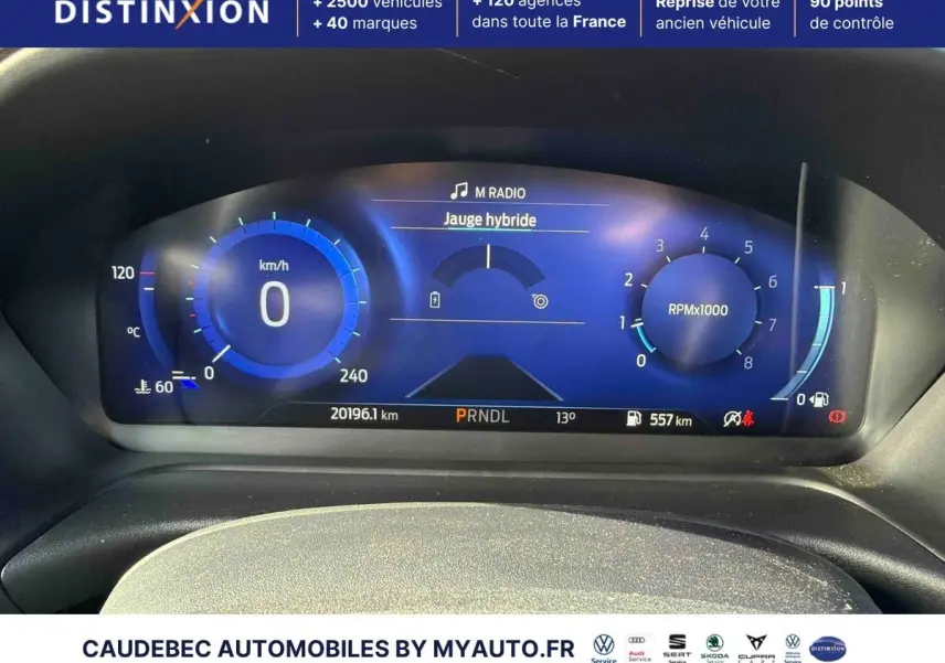 Combiné d'instrumentation numérique bleu affichant vitesse, compte-tours et jauge hybride du Ford Puma 2024.