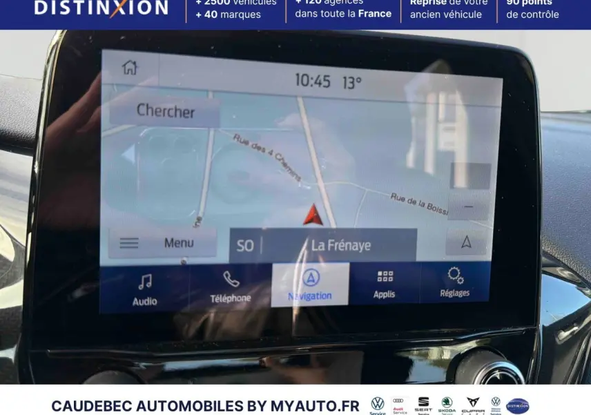 Écran tactile 12 pouces du système SYNC4 avec navigation affichée, intérieur du Ford Puma bleu 2024.