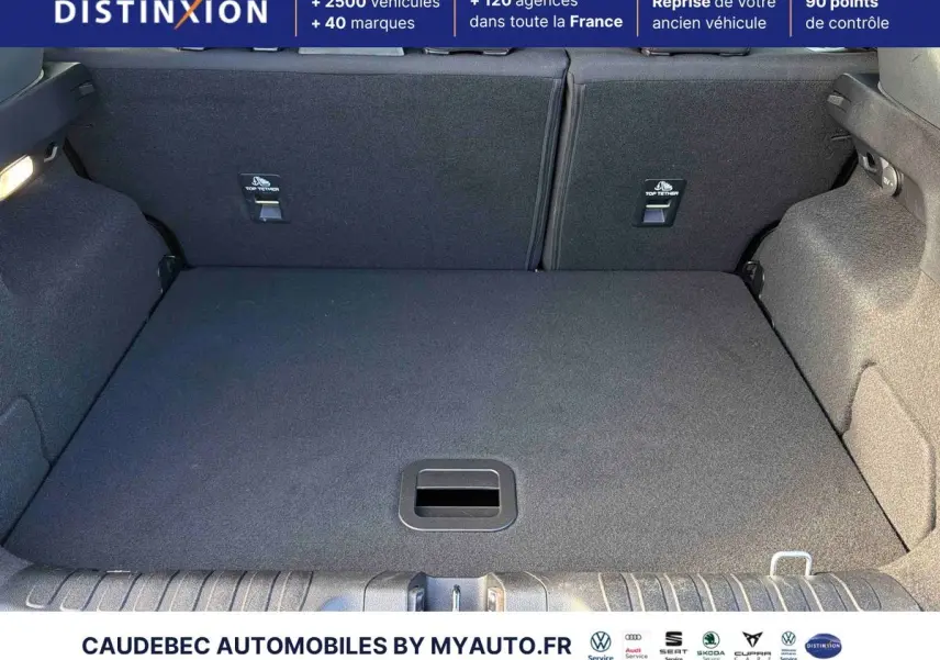 Coffre spacieux et propre de Ford Puma 2024 vu de l'arrière, avec revêtement noir et ancrages Top Tether visibles.