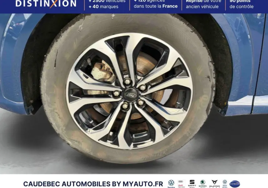 Gros plan sur la jante alliage 17 pouces noire et argentée du côté gauche d’un Ford Puma bleu 2024.