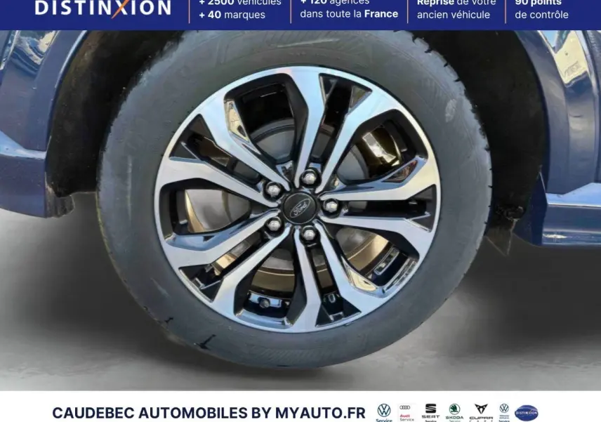 Gros plan sur la jante alliage 17 pouces bicolore du Ford Puma bleu, avec logo Ford au centre.