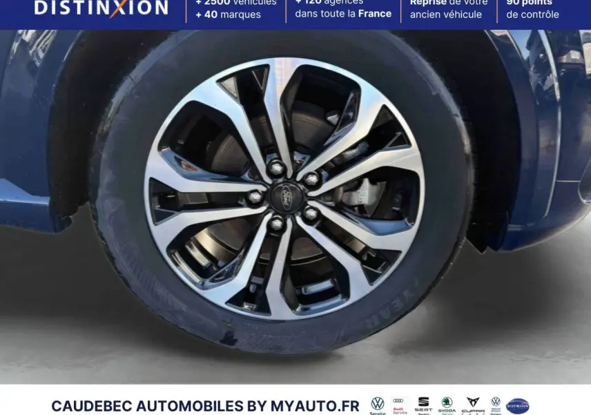 Gros plan sur la jante alliage 17 pouces du Ford Puma bleu, avec logo Ford au centre et pneu Goodyear visible.