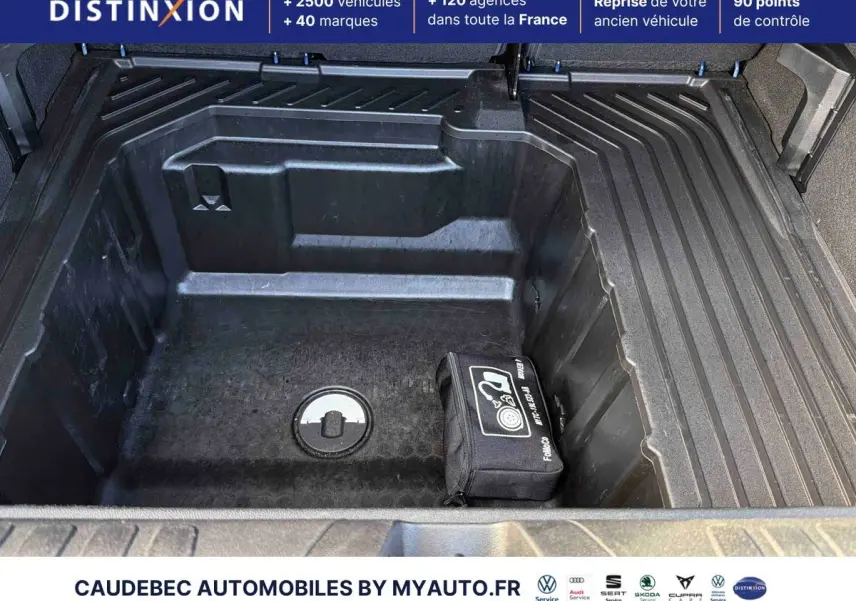Coffre ouvert du Ford Puma bleu 2024, montrant le compartiment de rangement Megabox avec kit de réparation pneus.