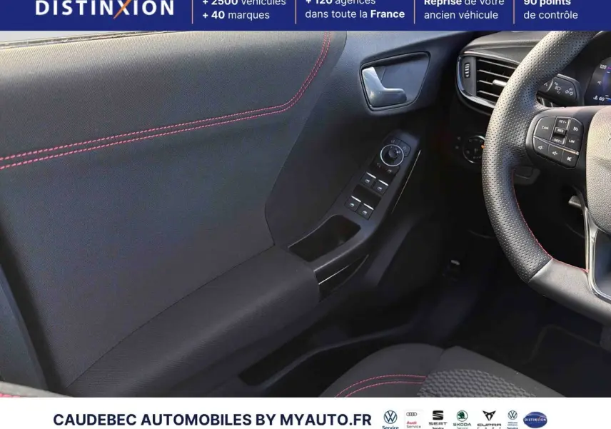 Vue intérieure côté conducteur du Ford Puma 2024, montrant la portière avec surpiqûres rouges et commandes électriques.