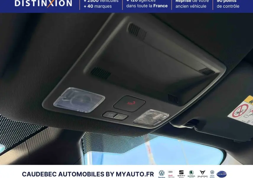 Vue intérieure du plafonnier avec commandes d’éclairage et bouton SOS du Ford Puma bleu 2024.
