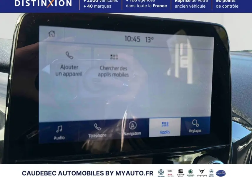 Écran tactile 12 pouces du système SYNC4 dans Ford Puma bleu, vue intérieure centrée sur la console centrale.